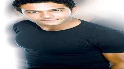 آسر ياسين يصل إلى الأقصر لتصوير عدد من أعماله