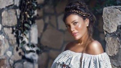 نشرة فن «بلدنا اليوم».. ريهام حجاج مذيعة راديو بـ«كارمن»