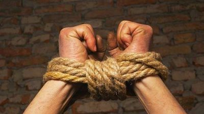 أغربها الركوع وربط الأم بالحبال.. طقوس العالم في عيد الأم
