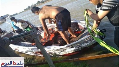 بالفيديو.. العشرات يحاولون النجاة بعد غرق عبارة الموصل ونداء للمدنيين