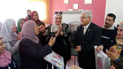 رئيس حي البساتين يقيم احتفالية بعيد الأم ويكرم عدد من الأمهات