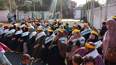 بالصور رئيس حي البساتين يكرم الأمهات المثاليات