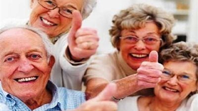 المصريين الأحرار بشبرا يحتفل بعيد الأم في دور المسنين