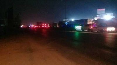 تصادم سيارتين يتسبب في حدوث كثافات مرورية بطريق السويس