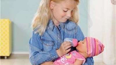 دراسة بريطانية تكشف مدى ذكاء الطفل عن طريق حمله لدميته (فيديو)