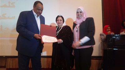 سكرتير عام المنيا يهدى درع المحافظة لحفيدة 