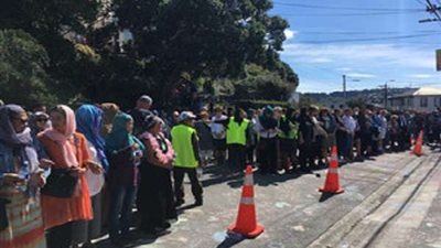 النيوزيلنديون يقفون دقيقتين حدادا على أرواح ضحايا المسجدين