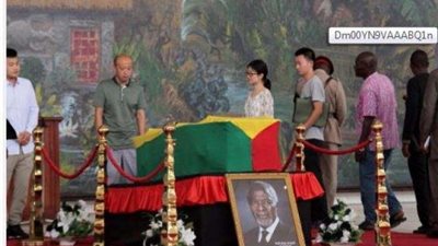 لقطات حية من لحظة وداع الغانيين لجثمان ” كوفي عنان”