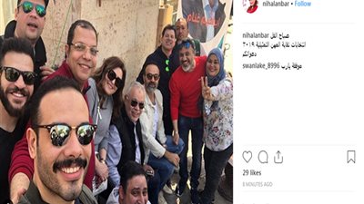 نهال عنبر تلتقط سيلفي مع أشرف زكي قبل انتخابات المهن التمثيلية