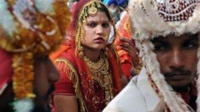 هندي يترك عروسه ليلة الزفاف بسبب استخدامها لـ”الواتس اب” (فيديو)