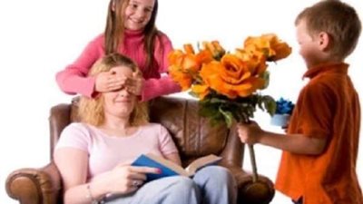 من المناديل الملونة حتى أطقم الحلل.. كيف تطورت هدايا عيد الأم؟