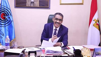 بالصور.. اللقطات الأولى لنقيب الصحفيين فور وصوله مقر مكتبه بالنقابة