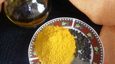 معلقة واحدة من خليط الكركم والفلفل الأسمر تحميك من السرطان