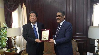 ضياء رشوان  يستقبل وفد إعلامي صيني لـ 6 من رؤساء كبرى الصحف الصينية