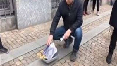 زعيم حزب يميني بالدنمارك يحرق القرآن ويتدفأ بناره أمام مسلمين