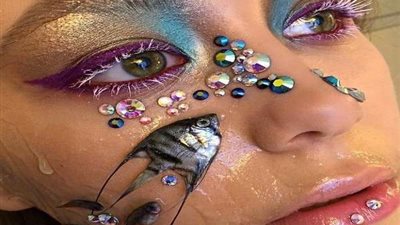 بالأسماك الميتة.. خبيرة تجميل تبتكر حيل غريبة في المكياج