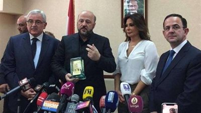 شاهد.. وزير الإعلام اللبناني يكرم ”إليسا” بعد شفائها من السرطان