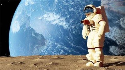 ”سبيس إكس” تتعاقد مع أول رائد فضاء للطيران حول القمر.. (فيديو)