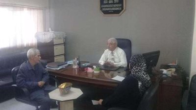 رئيس حي البساتين يستمع إلى مطالب الأهالي في الساعات الأولى من مباشرة عمله