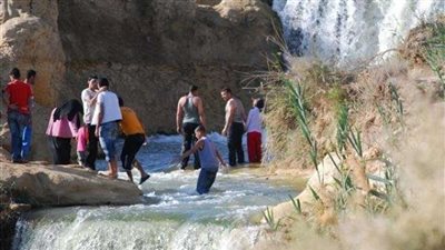 شاهد.. لحظة انهيار صخرة عملاقة على شاطئ مكتظ في اليونان