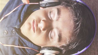 دراسة تكشف فوائد الموسيقى على الدماغ