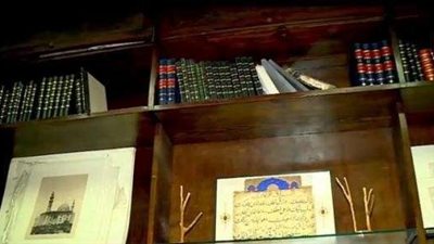 تجليد الكتب على الطريقة اليدوية.. حرفة تراثية مازالت تتوارثها الأجيال