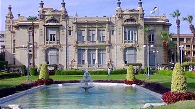 وكيلة ألسن عين شمس تعتمد لائحة الدراسات العليا