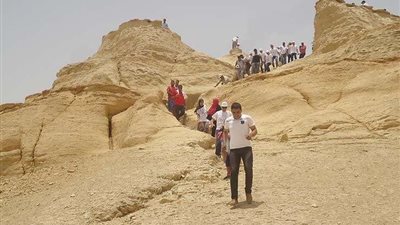 أمن الفيوم ينقذ 11 سائحا تاهوا في صحراء وادي الريان
