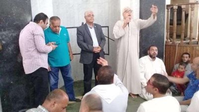 رئيس حي البساتين يتفقد المنطقة ويستمع لشكاوى أهلها عقب صلاة الجمعة