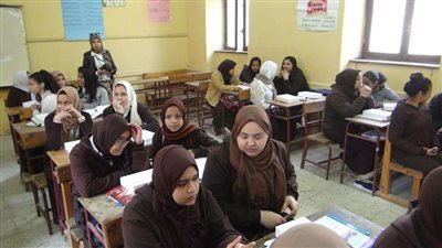 اليوم.. طلاب أولى ثانوي يؤدون أول امتحان تجريبي على 