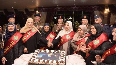 بالفيديو.. القوات المسلحة تحتفل بتكريم الأم المثالية والأب المثالي