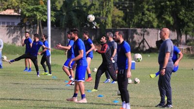 تدريبات ترفيهية بالكرة في المران الصباحي للأهلي