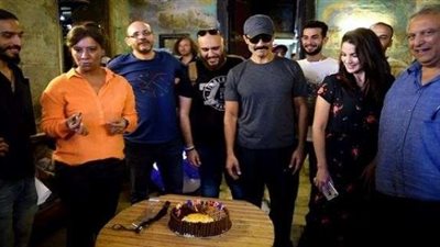أسرة ”يوم مصرى” تحتفل بعيد ميلاد خالد النبوى داخل اللوكيشن