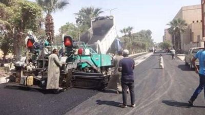 رئيس مدينة الأقصر يتابع أعمال رصف شارع خالد بن الوليد