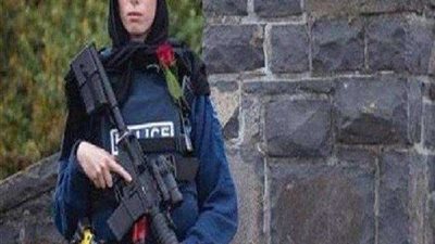 خطفت أنظار العالم.. تعرف على الشرطية النيوزيلندية صاحبة الوردة الحمراء