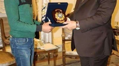 أنقذ أسرة كاملة من الموت حرقًا.. محافظ القاهرة يُكرم بطل الزاوية الحمراء