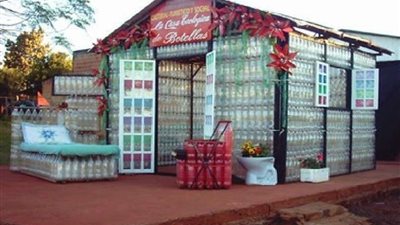 بالصور.. منازل وأبنية من المخلفات الزجاجية