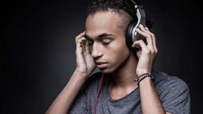 دراسة: الموسيقى تقوى الذاكرة وتخفف التوتر