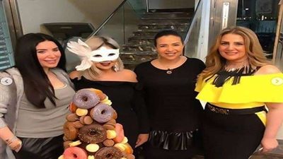 بالصور.. رانيا محمود ياسين تشارك جمهورها كواليس عيد ميلاد بوسي شلبي