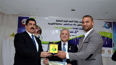 محافظ القليوبية ومجاهد يكرمان محرر بلدنا اليوم بالقليوبية