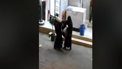 بالفيديو.. خناقة بين شحاتين في أسيوط تنتهي بمفاجأة صادمة