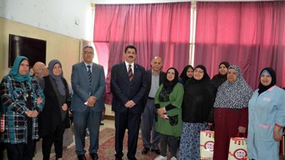 محافظ القليوبية يشارك أمهات دار المسنين ببنها الاحتفال بعيد الأم
