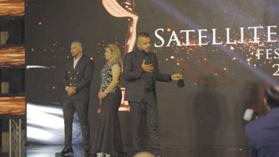 ”رياحنة“ يهدى جائزة التميز لروح الفنان الراحل ياسر المصري