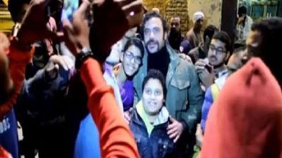 بالفيديو.. الأطفال يحاصرون محمد إمام أثناء كواليس 