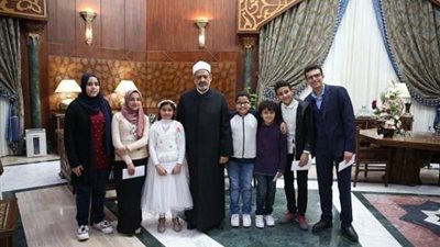 شيخ الأزهر يكرم طلاب مجلة 