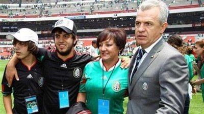 أجيري وزوجته في القاهرة لزيارة الأهرامات