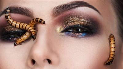 أبرزها براز الطيور وسم الثعابين..أغرب ماسكات نجمات هوليوود