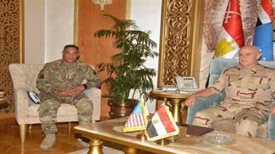 رئيس الأركان  يلتقى قائد القوات البرية بالقيادة المركزية الأمريكية