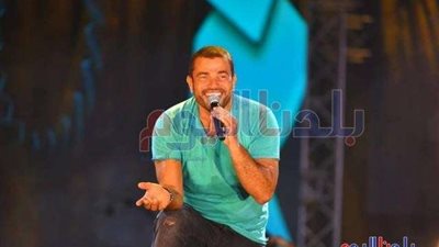 عمرو دياب يروج لأغنية ” أتعلموا” بطريقته الخاصة