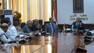 محافظ الأقصر يبحث كيفية مجابهة أخطار السيول بالموسم الشتوي القادم